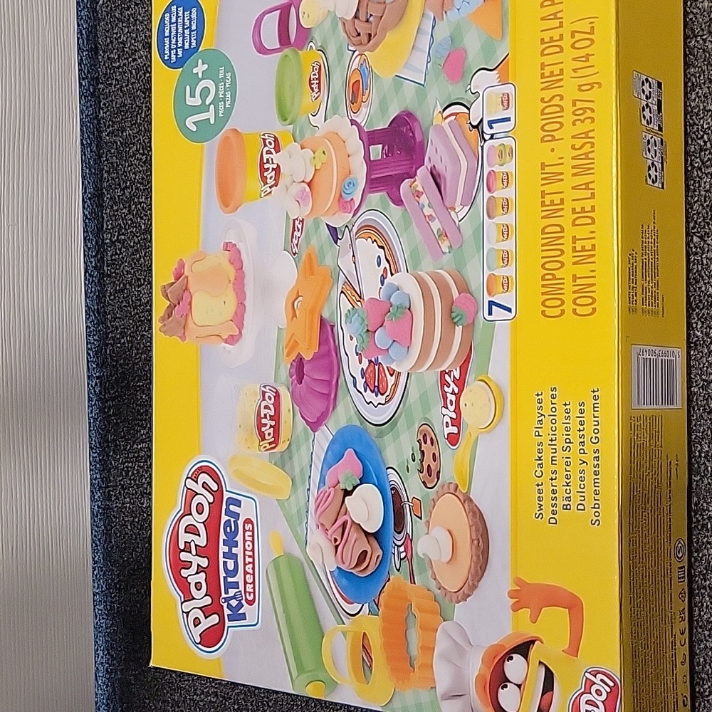Play-Doh Kitchen Creations - Sweet Cakes Playset with 8 Colors, Playmat, Over 15 - Picture 1 of 7